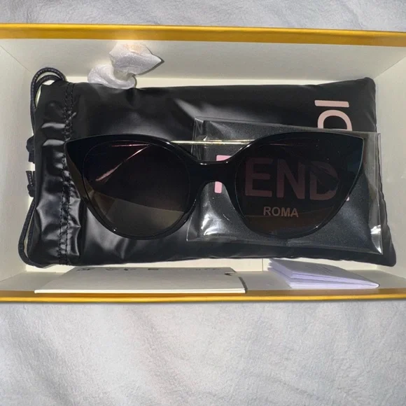 Fendi Black Cat Eye Sunglasses with Gold Accents Fendi Sunglasses FE40202I 5101A WOMAN – Lexor Miami main image 4